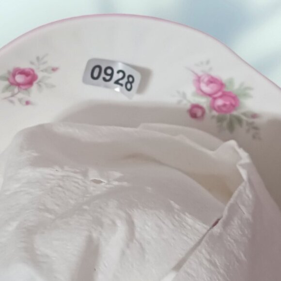 Crown Staffordshire Fine Bone China Sweetheart Rose Teacup & Saucer Set - Picture 7 of 7